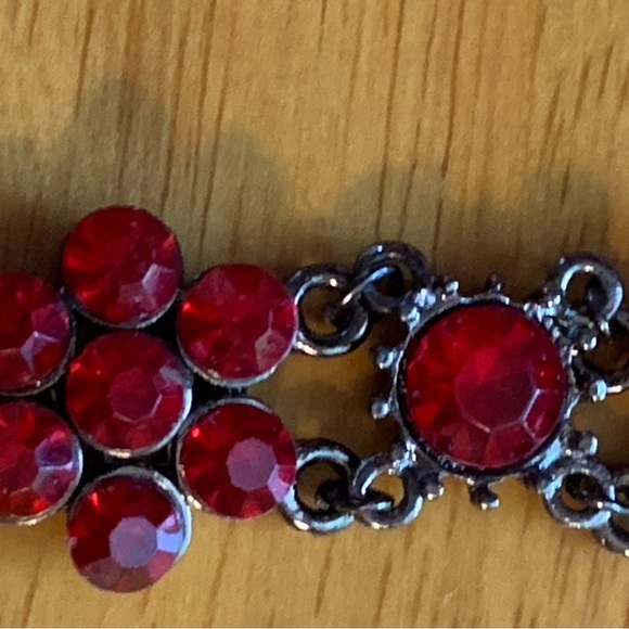 Vintage gunmetal glass bead red floral bracelet, 7 inches - Picture 6 of 7